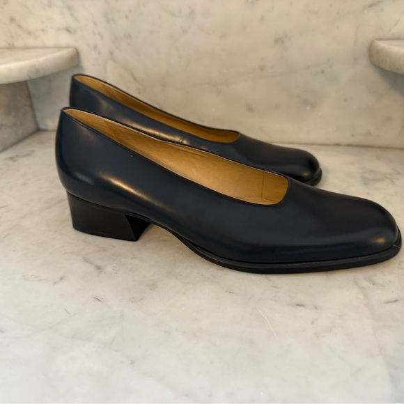 Nine West Classic Navy Leather Low-Heel Pumps - Women Size 8 - Picture 2 of 6